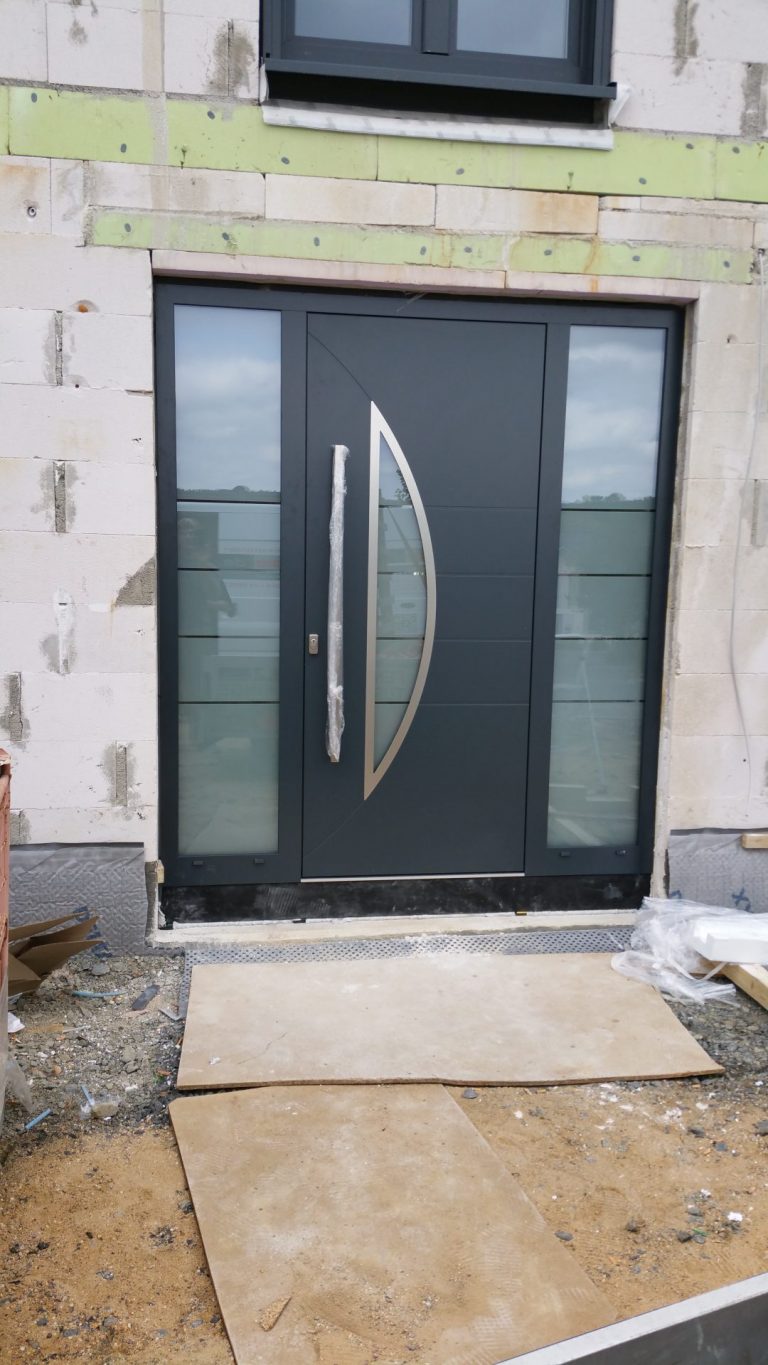 Alu-Haustür mit Seitenteile . Neubau