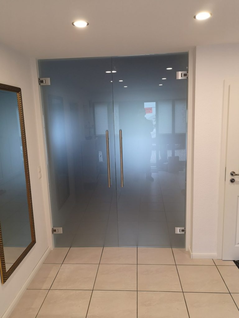 Glastüren mit Pendelbeschläge
