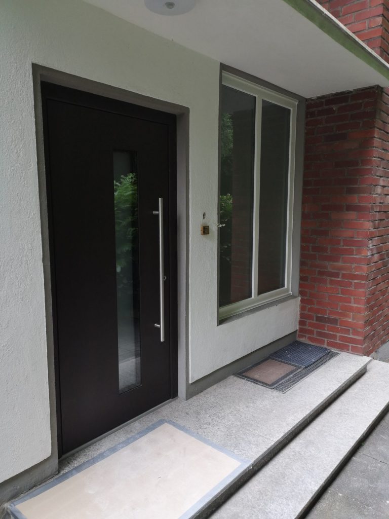 Hauseingangstür und Fenster nachher