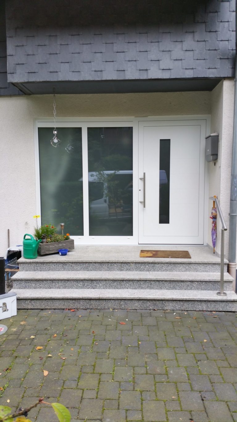 Haustür mit Seitenteil nachher