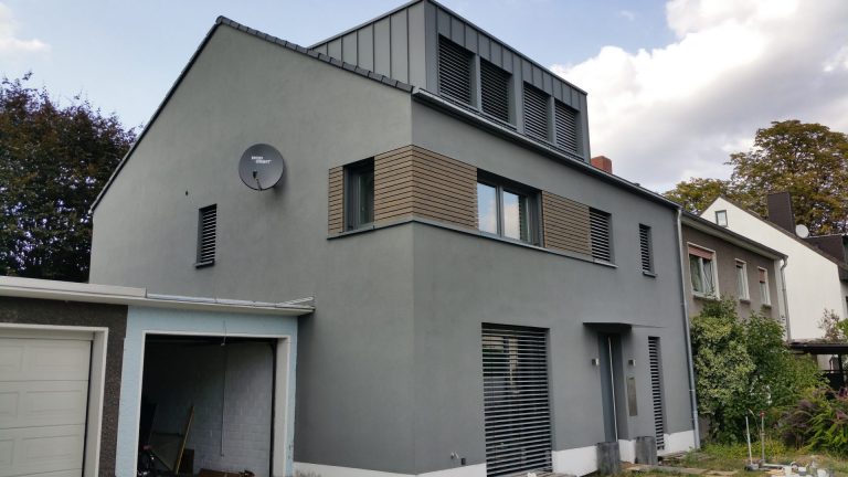 altbau Sanierung mit neuen Fenster und Jalousie